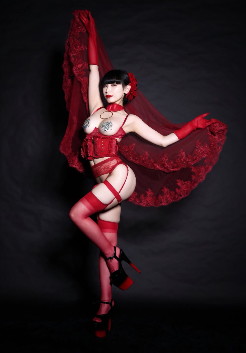 IBUKI_burlesque's tweet photo. Bloom in the dark 🥀 https://t.co/sjm1Gwh7dq