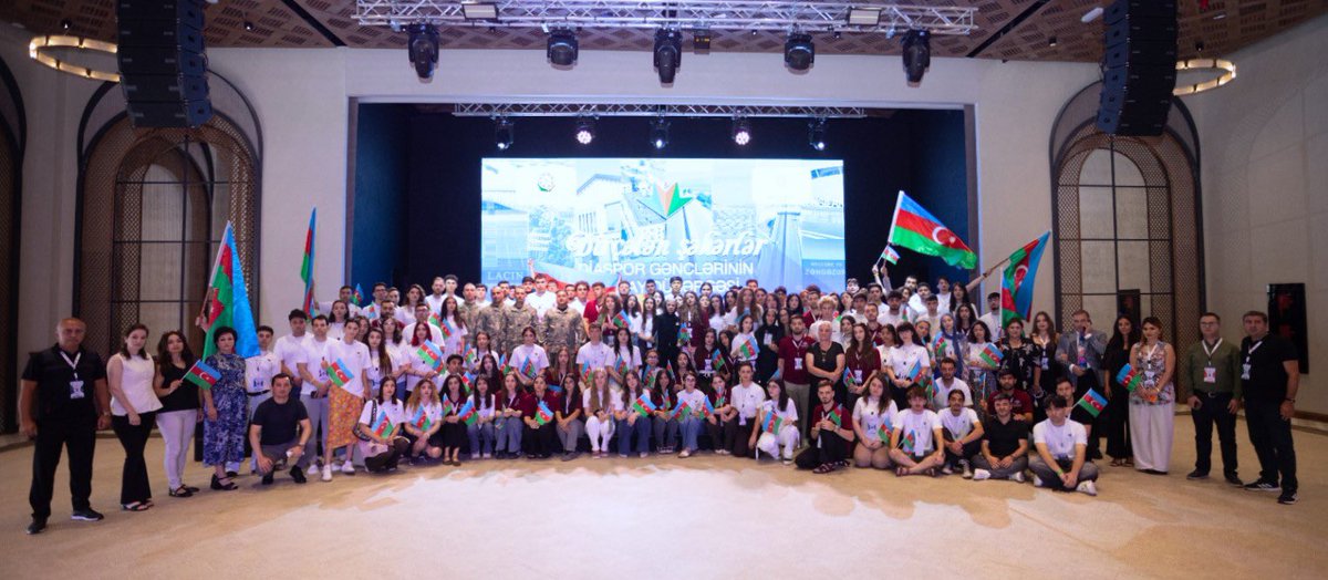 Fmuradov's tweet photo. Şərqi Zəngəzurda keçirilən Diaspor Gənclərinin VII Yay Düşərgəsində "Zəfəri yaşadanlar, sabahı yaradanlar" - Şəhid ailələri və Qarabağ fatehlərinin gənclərlə görüşü unudulmaz tarixə çevrilib. Səmimi söhbətlər, kövrək xatirələr və qəhrəmanlıq nümunələri diaspor gənclərində Vətənə bağlılıq, milli həmrəylik və qürur hisslərini daha da gücləndirib.

#DiasporGənclərininYayDüşərgələri
#AzDiaspora
#DiasporKomitəsi
