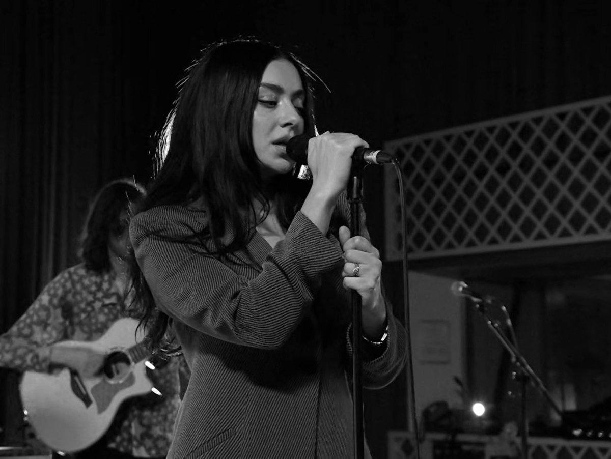 ardsxcx's tweet photo. The way Charli Performed I‘m Afraid at BBC just givin me goosebumps. You just not only can hear the Emotions, u can see it through her Eyes https://t.co/rUmcwJK8Ty