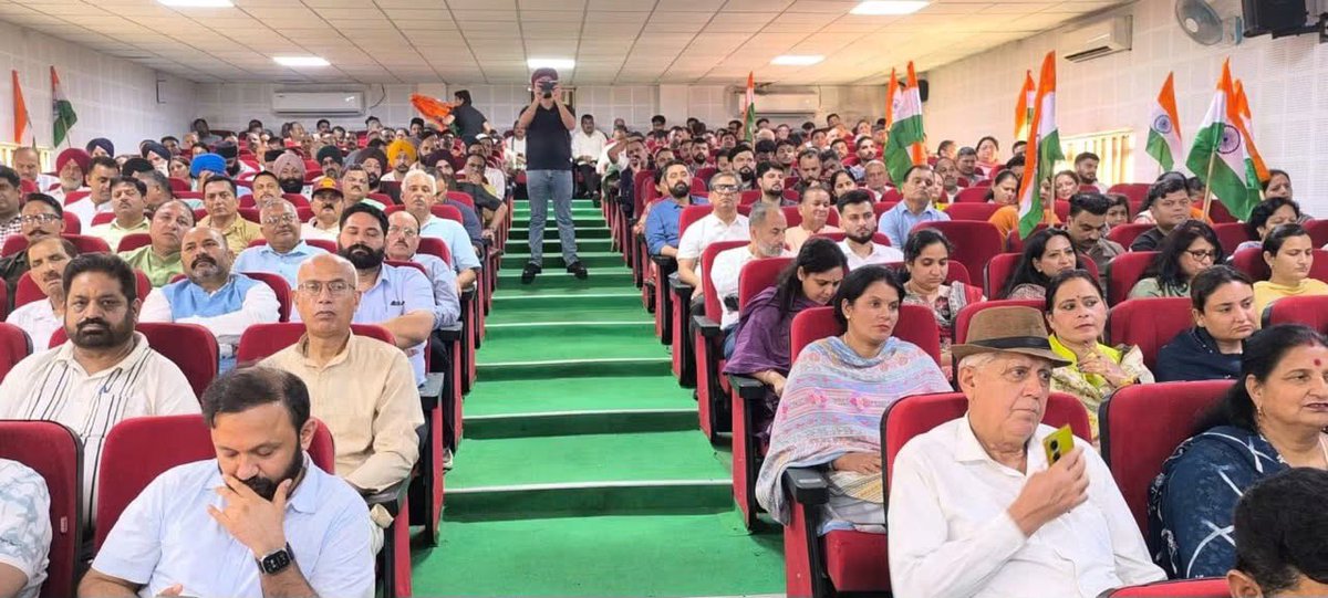 poonamguptabjp's tweet photo. Participated in the commemoration of the historic abrogation of Articles 370 and 35A at the BJP Office today.
#Article370 #NewJammuKashmir #OneNationOneConstitution #BJP https://t.co/87psI6Kcaw