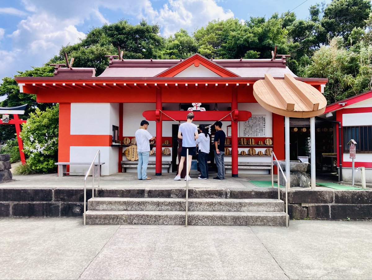 kagopic's tweet photo. 南九州市頴娃町にある、釜蓋神社。
釜の蓋を頭に乗せて、鳥居から拝殿まで落とさずに行くと、願いが叶うとされています。
最近は全国レベルで有名になり、行くと必ず誰かが蓋を頭に乗せています（笑） https://t.co/vTQtLLpMpQ