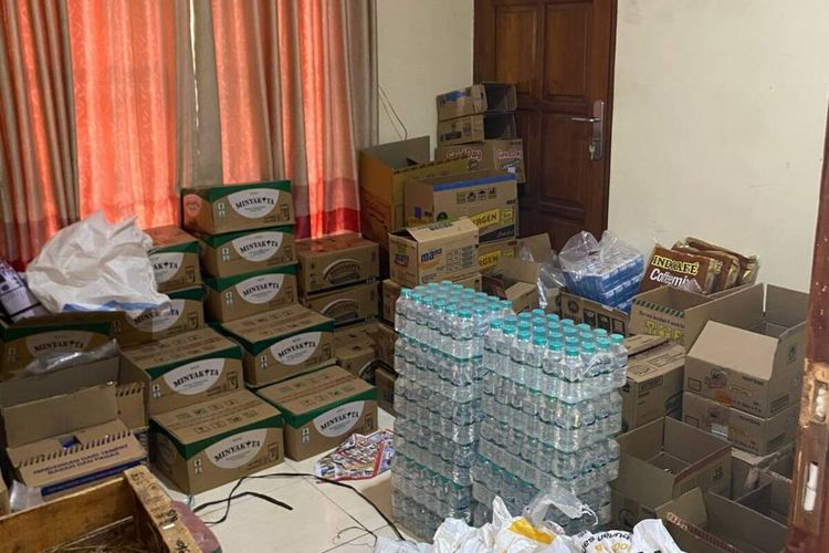 LambeSahamjja's tweet photo. isi berita sebenarnya:
- omzet 300 juta itu totalan dari januari sampe juni 2026 jadi 6 bulan bukan sehari
- jadi perbulan 50 juta 
- strateginya jual kebutuhan pokok kayak beras minyakita gas lpg 3kg telur mi instan 
- harganya dibikin murah dari pasaran misalnya lpg 3kg dijual 18.000 padahal harga pasar sekitar 22.000 
- minyak goreng 15.700 padahal pasaran 19-20 ribu
- jadi warga pada dateng belanja karena harganya lebih murah dibanding di tempat lain