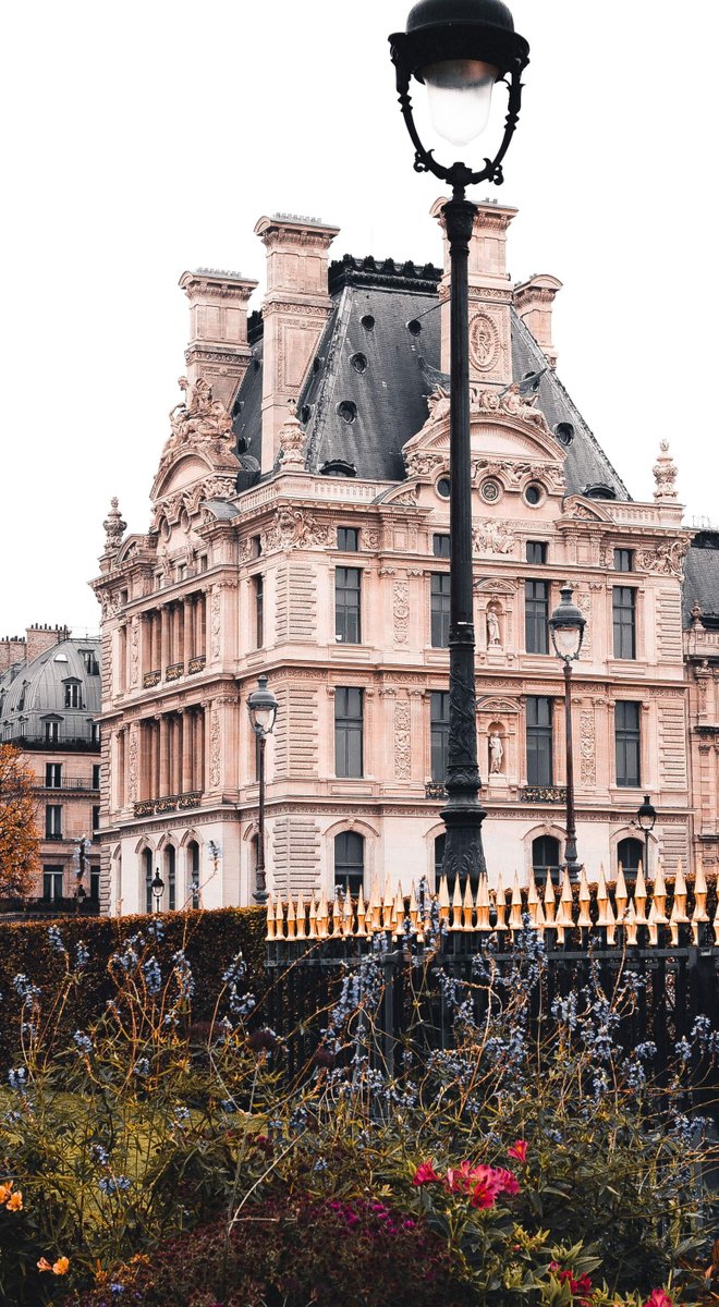 gersnuatojarh's tweet photo. Found this amazing spot while walking. The design is just breathtaking 🏰 https://t.co/61l9FIOngX