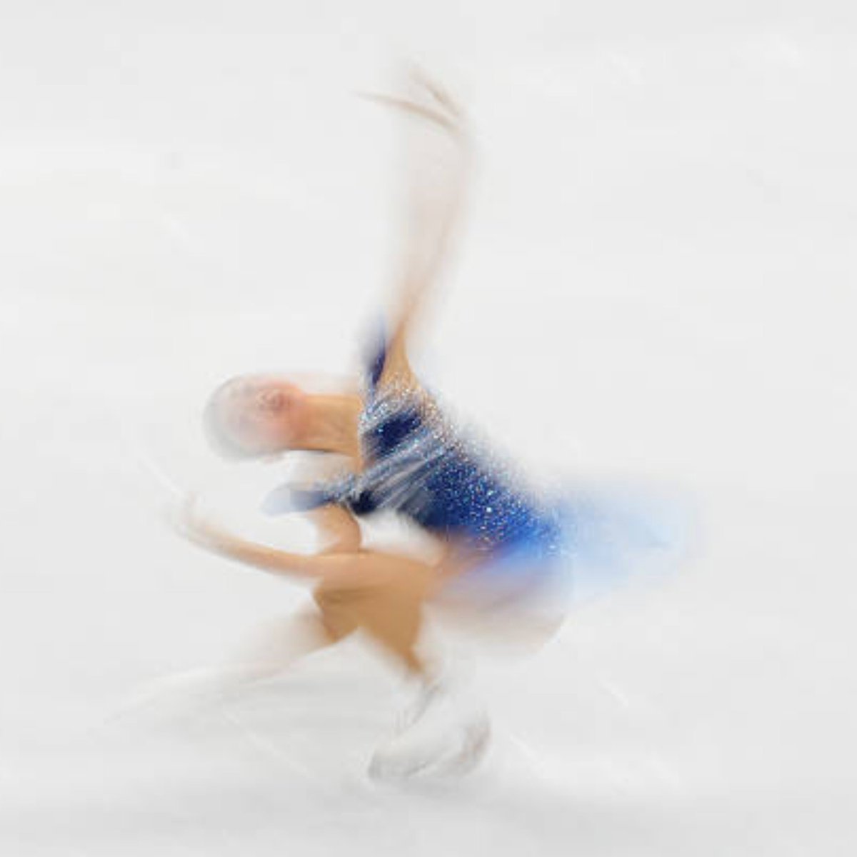 frostlinenusist's tweet photo. I love blurry spin photos https://t.co/FT3GY0EWLA