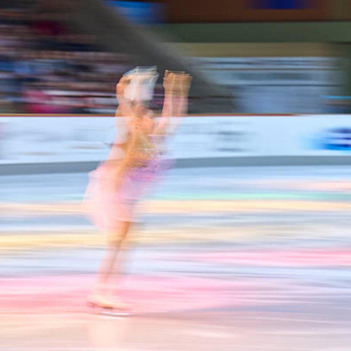 frostlinenusist's tweet photo. I love blurry spin photos https://t.co/FT3GY0EWLA