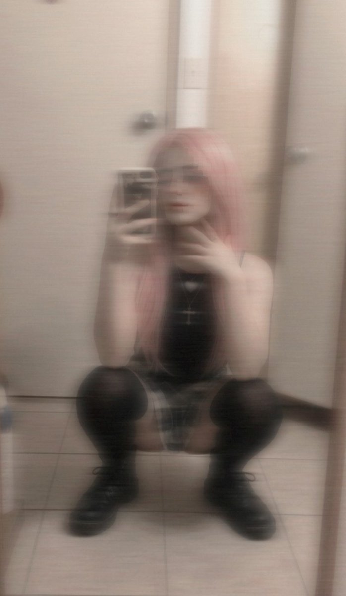 sofii_uwuu's tweet photo. Vivo con el miedo de que mis compañeros de la fac encuentren está cuenta 😿💞 https://t.co/fgVK3suP3W