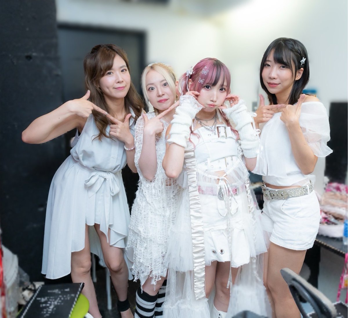 obararyou's tweet photo. #小原涼復活主催ライブ
#小原涼おかえり

今回のLIVEを一緒に作ってくれたバンドメンバー達🎸✨
写真のタイミングの時キムさん絶賛作業中で無理だった🥺(泣)

Gu.柏木みゆう
Ba.星野李奈
Dr.しらたま
Mp.キム

MVの真っ白衣装の小原バンドでした🤍
心強くて大好きな人たち！！

photo by千佳 https://t.co/xffspI68C3