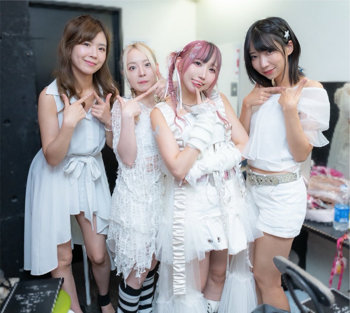 obararyou's tweet photo. #小原涼復活主催ライブ
#小原涼おかえり

今回のLIVEを一緒に作ってくれたバンドメンバー達🎸✨
写真のタイミングの時キムさん絶賛作業中で無理だった🥺(泣)

Gu.柏木みゆう
Ba.星野李奈
Dr.しらたま
Mp.キム

MVの真っ白衣装の小原バンドでした🤍
心強くて大好きな人たち！！

photo by千佳 https://t.co/xffspI68C3