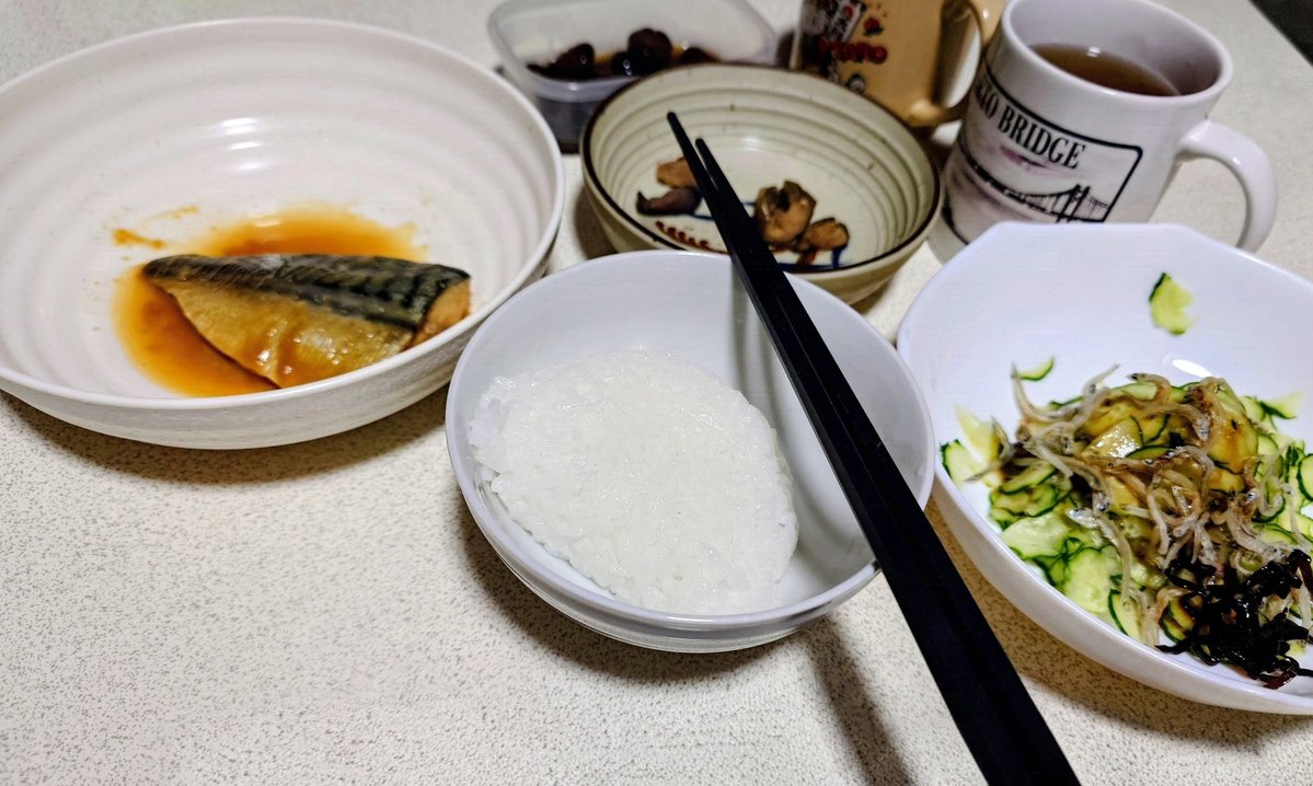 tetsumi1022's tweet photo. 今日も1日お疲れ様でした(꜆*ˊᵕˋ)꜆🍵
サバの味噌煮
きゅうり🥒スライス
ちりめんじゃこ
しそ昆布
茄子のからし漬け🍆
しょうゆ豆
麦茶
お水(飲み薬兼用)🤭 https://t.co/mbOeGucECY