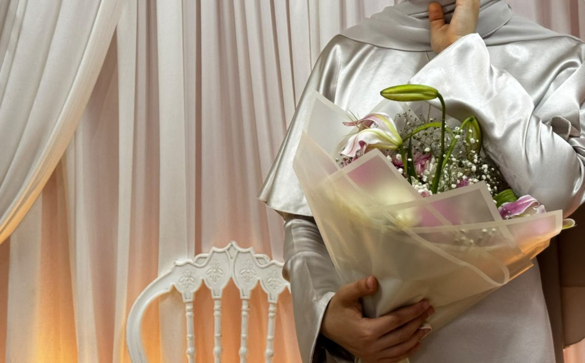 Allaashiha's tweet photo. راجعالكو بعد سنة ماسحة تويتر بواحدة : Finally my dad said yes 🤣
بدون تلامس بدون موسيقي بدون اختلاط والحمدلله الحمدلله اليوم مشي أحسن مما أتخيل 🫶
شكرا للجنود الخفية اللي استحملو توترتي ونرفزتي ليكم قطعتين جاتوه ف فرحي 🤍 https://t.co/KyGKTbFgbE