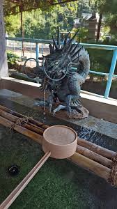 YabaiTeikoku's tweet photo. 県庁も建設業者も手を引いた――岐阜「三井池」の大蛇伝説

岐阜県各務原市に、かつて「三井池」と呼ばれた場所があったといいます。

現在の三井山公園付近にあったとされる池で、明治から昭和初期にかけて、村人たちはここを「大蛇が住む、いわく付きの池」と恐れていました。

特に危険視されていたのが、池の北西にある深い場所です。人に災いをもたらすとされた岩は「落岩」と呼ばれ、誰も近づこうとしませんでした。

ところが明治39年ごろ、小林久作という男性が夜釣りに出かけます。

帰宅した彼は顔面蒼白で、全身をけいれんさせながら高熱に苦しみ、「大きい……」という言葉を残して突然亡くなったと伝えられています。

何が大きかったのか、その正体は分かっていません。約10年後には、富田安太郎という男性も池で夜釣りをしました。

そこで目撃したというのが、頭だけで1メートルほどもある巨大な蛇でした。富田は必死に逃げ帰りましたが、直後から高熱にうなされます。

「二度とこの池で釣りはしません」と祈り、なんとか助かったといわれ、池の大蛇を見て生還した唯一の人物とされています。

昭和元年には、池の周囲で草刈りをした村人たちが、そろって原因不明の重病にかかったという話も残されています。

また昭和4年ごろ、池の近くに建てられた仮設住宅では、「風がないのに家が激しく揺れる」「誰もいない屋根に石が落ちる音がする」といった怪現象が続き、やがて住民は誰もいなくなったと伝えられました。

そして1929年、岐阜県は河川改修工事で出た土砂を使い、三井池を埁め立てる計画を立てます。

工事を請け負ったのは「大林組」と記録されていますが、現在の大手ゼネコンと同一企業なのかは、記事の情報だけでは断定できません。

工事関係者の尾関庄太郎は、「この池には大蛇の祟りがある」と聞いた直後、突然倒れたといいます。20人がかりで屋内へ運ぶと、今度は蛇のように体をくねらせ、医師にも原因が分かりませんでした。

僧侶や御嶽行者が祈祷を始めると、尾関は別人のような声で、こう告げたとされています。「我は三千年前から三井池に住む龍王である。

七人の眷属を従えている。この池を埋めるなら、大林組も村人も一人残らず取り殺す」工事監督が平伏して謝罪し、祈祷を続けると、尾関はようやく正気を取り戻しました。

しかし、その後もしばらく病床から起き上がれなかったそうです。事態を重く見た建設業者は県庁へ報告し、埋め立て場所の変更を要請しました。

県の担当者が調査した結果、計画は変更されたといいます。さらに伊勢神宮へ代理参拝を行い、夢のお告げを受けた村人たちは龍王を祭ることを決め、毎年7月20日に祭事を行うようになったと伝えられています。

話はここで終わりません。同じ各務原市にある苧ヶ瀬池には、現在も水神として「八大龍王」が祭られています。

一方、三井池の龍王は、自分と七人の眷属がいると語ったとされます。龍王が一柱、眷属が七柱――合わせれば八柱です。

もちろん、これらは古い伝承やオカルト記事をもとにした話であり、死亡や病気、工事変更が本当に「龍王の祟り」によって起きたことを示す科学的証拠はありません。

伝承の細部や企業との関係にも、さらに史料による検証が必要です。

それでも、水辺を埋め、土地の姿を変えようとしたときに限って、不可解な出来事が重なったという物語は、単なる怪談以上のものを感じさせます。

昔の人が「祟り」と呼んだものは、自然や土地を人間の都合だけで壊してはいけないという警告だったのかもしれません。

県庁さえ計画を変更したという三井池の底には、今も怒りを鎮めた八柱の龍が眠っているのでしょうか？