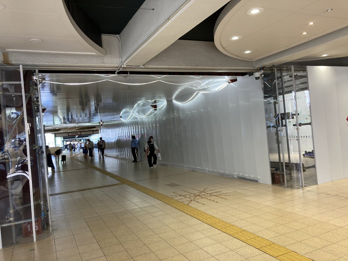 S_TADA_'s tweet photo. 泉ヶ丘駅前通路
グーテ前
幅が半分に(｀・ω・´)

#南海泉北線 #堺市南区 https://t.co/XCHoJNIfmB