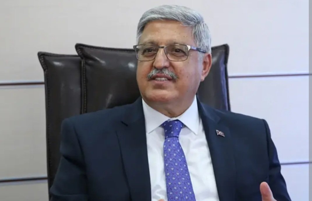 Ertanm7's tweet photo. @globaleksen Aynen sayın iç işleri bakan yardımcısı bey doğru söylüyor..Örnek olarak  Vedat Demiröz beyefendiyi Mali işlerden sorumlu  Cumhurbaşkanı baş danışmanı olarak halk yani biz atadık..! https://t.co/XxGN0XWOor