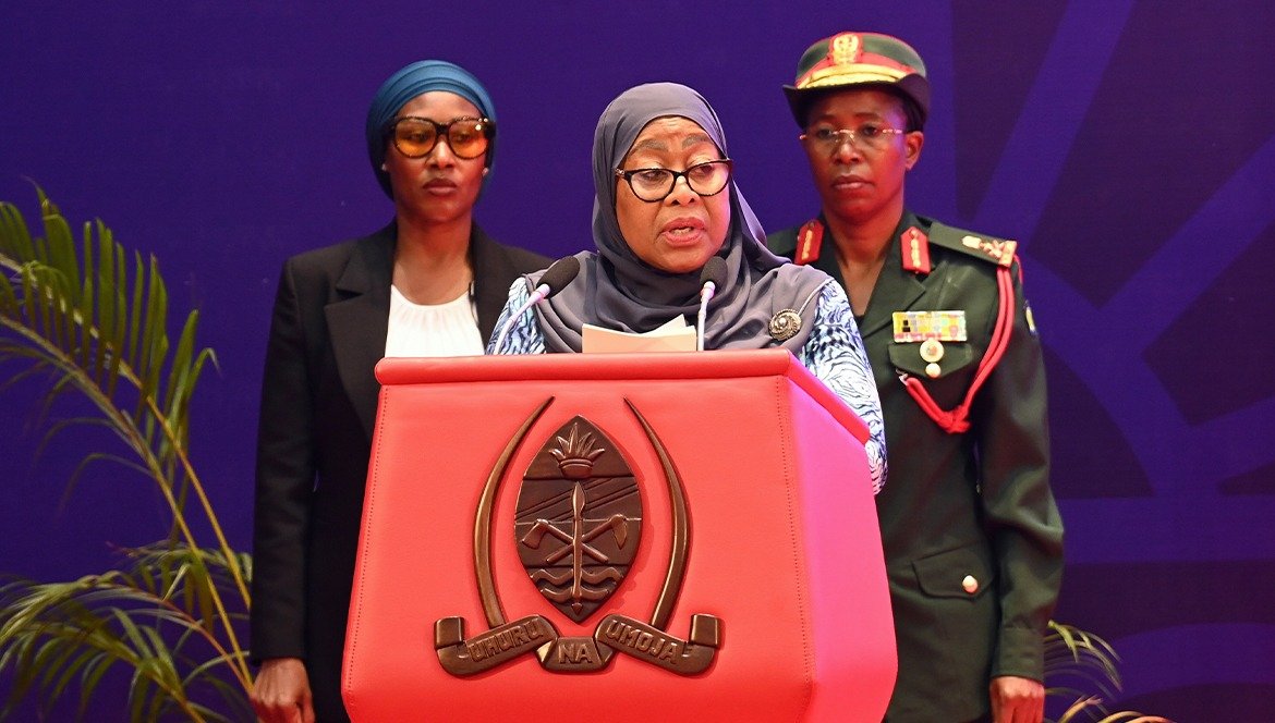 SuluhuSamia's tweet photo. Leo jijini Dar es Salaam nimeungana na viongozi wengine wa Afrika kufungua Mkutano Mkuu wa Wanahisa wa Taasisi ya Africa50 na Jukwaa la Miundombinu Afrika, ambapo Tanzania imepata heshima ya kuwa mwenyeji. Jukwaa hilo, linaloadhimisha miaka 10 tangu kuanzishwa kwake, limekuwa sehemu muhimu ya kuunganisha mitaji, miradi na wataalamu ili kuharakisha maendeleo ya miundombinu barani Afrika.

Katika mkutano huo nimeeleza kuwa, Tanzania inashirikiana kwa karibu na sekta binafsi katika kuimarisha miundombinu, ikiwemo barabara, reli, bandari na viwanja vya ndege. Hatua hii inachochea ukuaji endelevu wa uchumi kwa kupunguza gharama za usafirishaji, kukuza biashara, kuvutia uwekezaji, kutoa ajira na kuifanya nchi yetu kuwa kitovu cha usafirishaji.

Kutokana na mabadiliko ya kiuchumi, kisiasa na kimazingira duniani, nimesisitiza umuhimu wa Afrika kuimarisha miundombinu inayohimili mabadiliko hayo na kuunganisha nchi zetu ili kuendelea kukuza biashara, uwekezaji na uongezaji thamani wa rasilimali zetu.
