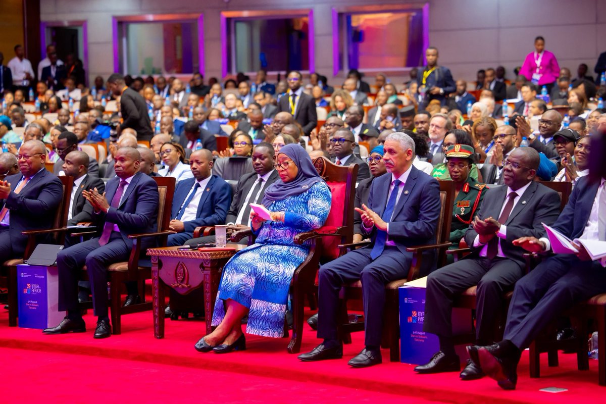 SuluhuSamia's tweet photo. Leo jijini Dar es Salaam nimeungana na viongozi wengine wa Afrika kufungua Mkutano Mkuu wa Wanahisa wa Taasisi ya Africa50 na Jukwaa la Miundombinu Afrika, ambapo Tanzania imepata heshima ya kuwa mwenyeji. Jukwaa hilo, linaloadhimisha miaka 10 tangu kuanzishwa kwake, limekuwa sehemu muhimu ya kuunganisha mitaji, miradi na wataalamu ili kuharakisha maendeleo ya miundombinu barani Afrika.

Katika mkutano huo nimeeleza kuwa, Tanzania inashirikiana kwa karibu na sekta binafsi katika kuimarisha miundombinu, ikiwemo barabara, reli, bandari na viwanja vya ndege. Hatua hii inachochea ukuaji endelevu wa uchumi kwa kupunguza gharama za usafirishaji, kukuza biashara, kuvutia uwekezaji, kutoa ajira na kuifanya nchi yetu kuwa kitovu cha usafirishaji.

Kutokana na mabadiliko ya kiuchumi, kisiasa na kimazingira duniani, nimesisitiza umuhimu wa Afrika kuimarisha miundombinu inayohimili mabadiliko hayo na kuunganisha nchi zetu ili kuendelea kukuza biashara, uwekezaji na uongezaji thamani wa rasilimali zetu.