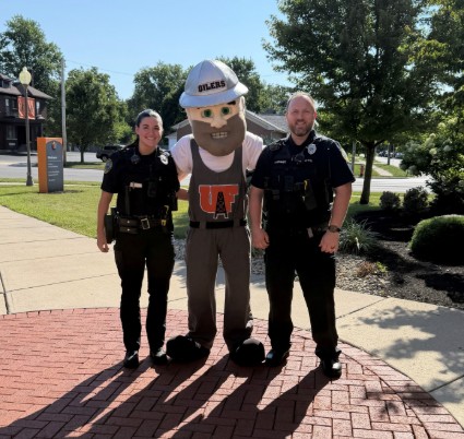 FindlayPolice's tweet photo. We responded to reports of a suspicious individual wearing a hard hat...

No citations issued—just smiles, handshakes, and a great photo opportunity with the University of Findlay's favorite Oiler!

#CommunityFirst #FindlayPolice #GoOilers #BuildingRelationships https://t.co/U5EBhoaHh5