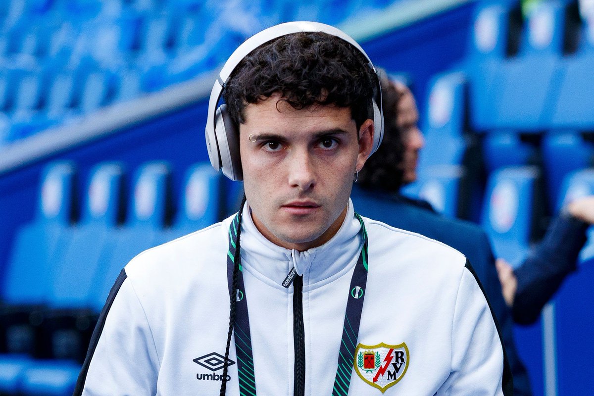 solofichajes123's tweet photo. El delantero del @RayoVallecano Sergio Camello interesa al @ElcheCF, según avanza @CristianEgea1 #LaLiga https://t.co/0vMCoieKY2