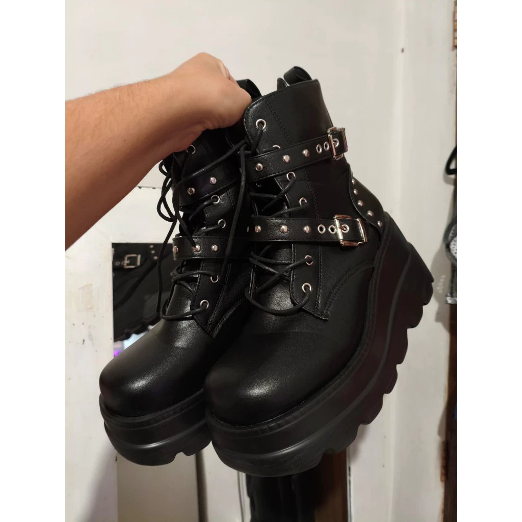 kehope_'s tweet photo. VENDO/VENDA BOTA DE SALTO

R$200

Tamanho 39 br. Usada 1x.
Especificações e fotos originais abaixo. Valor atual na shein sem taxas R$270+-.
Vendendo pois perdi o prazo da troca. Bota muito leve e macia. Vendo pela SHOPEE, envio o link com certeza de compra. https://t.co/zd3zGGPiNI