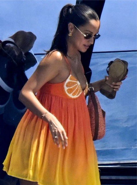 sctlec's tweet photo. she truly is the most beautiful woman in the world 🧡 https://t.co/jgO3rpb3Mk