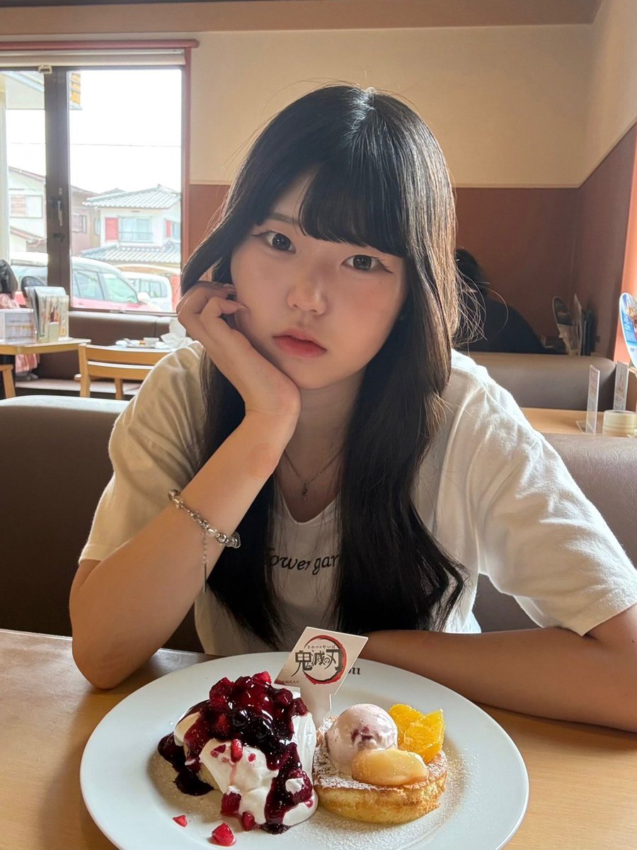 r7_1004's tweet photo. ジョイフルの鬼滅の刃コラボのカナヲのパンケーキ食べたよ( 'ч' )めっちゃ美味しかった❤︎❤︎❤︎
 #中３ #ジョイフル https://t.co/WcMreCsTMm