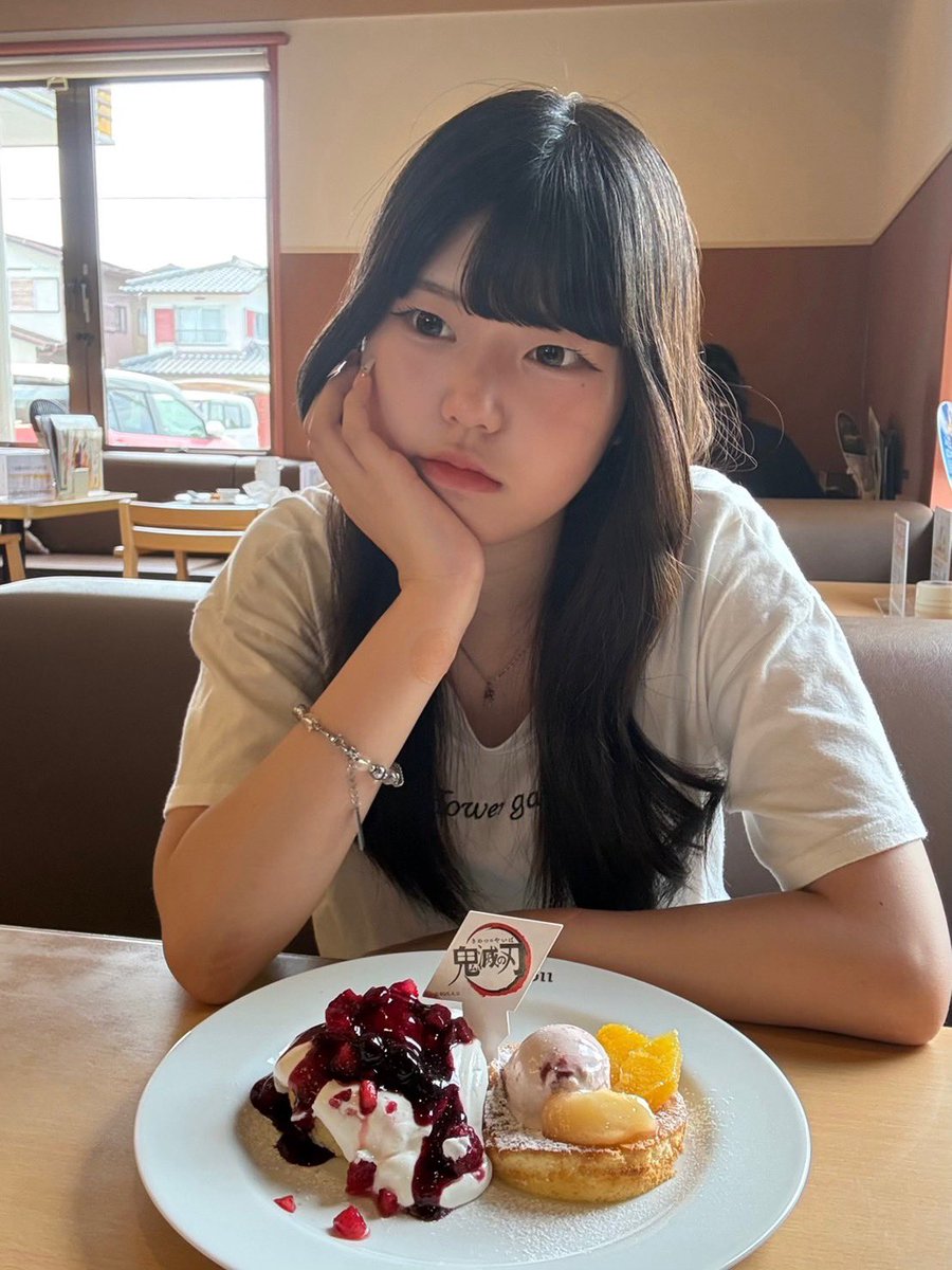 r7_1004's tweet photo. ジョイフルの鬼滅の刃コラボのカナヲのパンケーキ食べたよ( 'ч' )めっちゃ美味しかった❤︎❤︎❤︎
 #中３ #ジョイフル https://t.co/WcMreCsTMm
