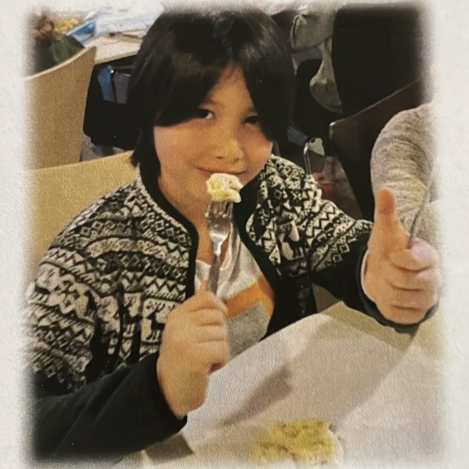 anchanspace's tweet photo. Louis' former classmate shares more photos of baby Louis❣️

The baby hand doing thumbs👍🏼 up is so cute somehow😭😭🤏🏼

#LOUIS #루이 #ルイ
#LNGSHOT #롱샷 #ロンシャ https://t.co/PwyusniVjR