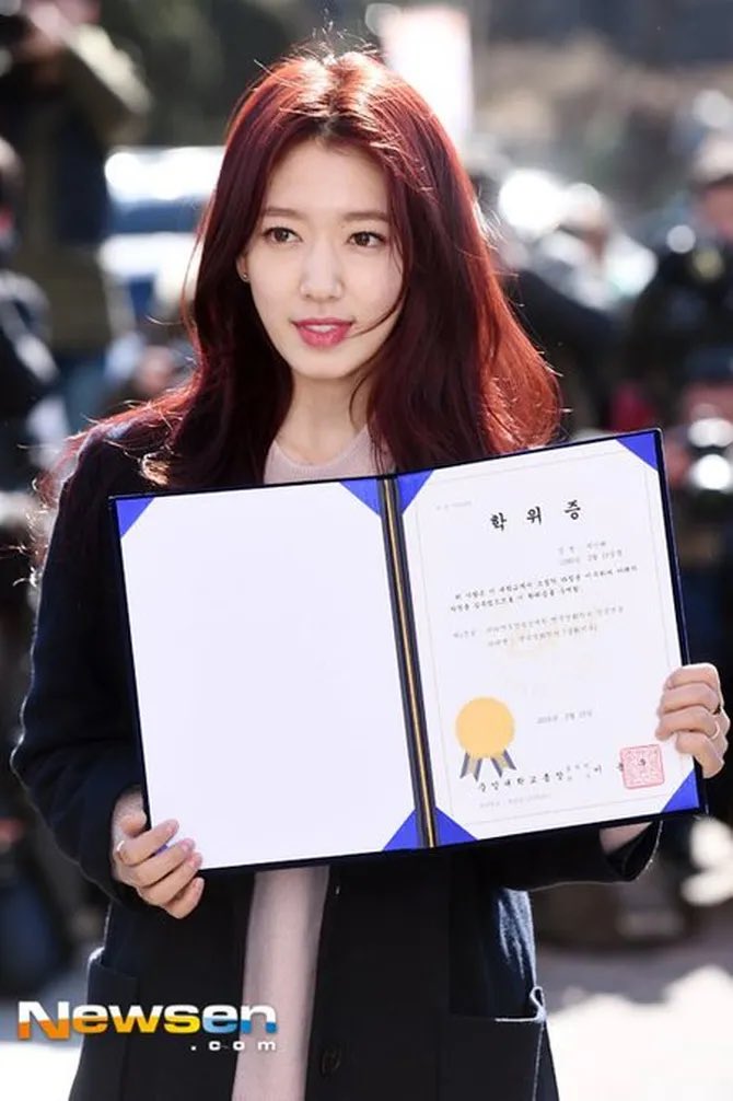 infodrakor_id's tweet photo. Moment wisuda termahal ini mah 🫶🏻

Sepuluh tahun yang lalu: Park Shin Hye, Yuri sama Sooyoung SNSD wisudanya bareng gaess. Satu almamater di Chung Ang University 

IJAZAH ASLI NIH BOSSSS no palsu palsu 

BRAIN BEAUTY BEHAVIOR ✨

*yang dipegang itu piagam penghargaan 🙏🏻 https://t.co/k4urnzFqDH