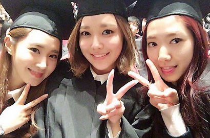 infodrakor_id's tweet photo. Moment wisuda termahal ini mah 🫶🏻

Sepuluh tahun yang lalu: Park Shin Hye, Yuri sama Sooyoung SNSD wisudanya bareng gaess. Satu almamater di Chung Ang University 

IJAZAH ASLI NIH BOSSSS no palsu palsu 

BRAIN BEAUTY BEHAVIOR ✨

*yang dipegang itu piagam penghargaan 🙏🏻 https://t.co/k4urnzFqDH