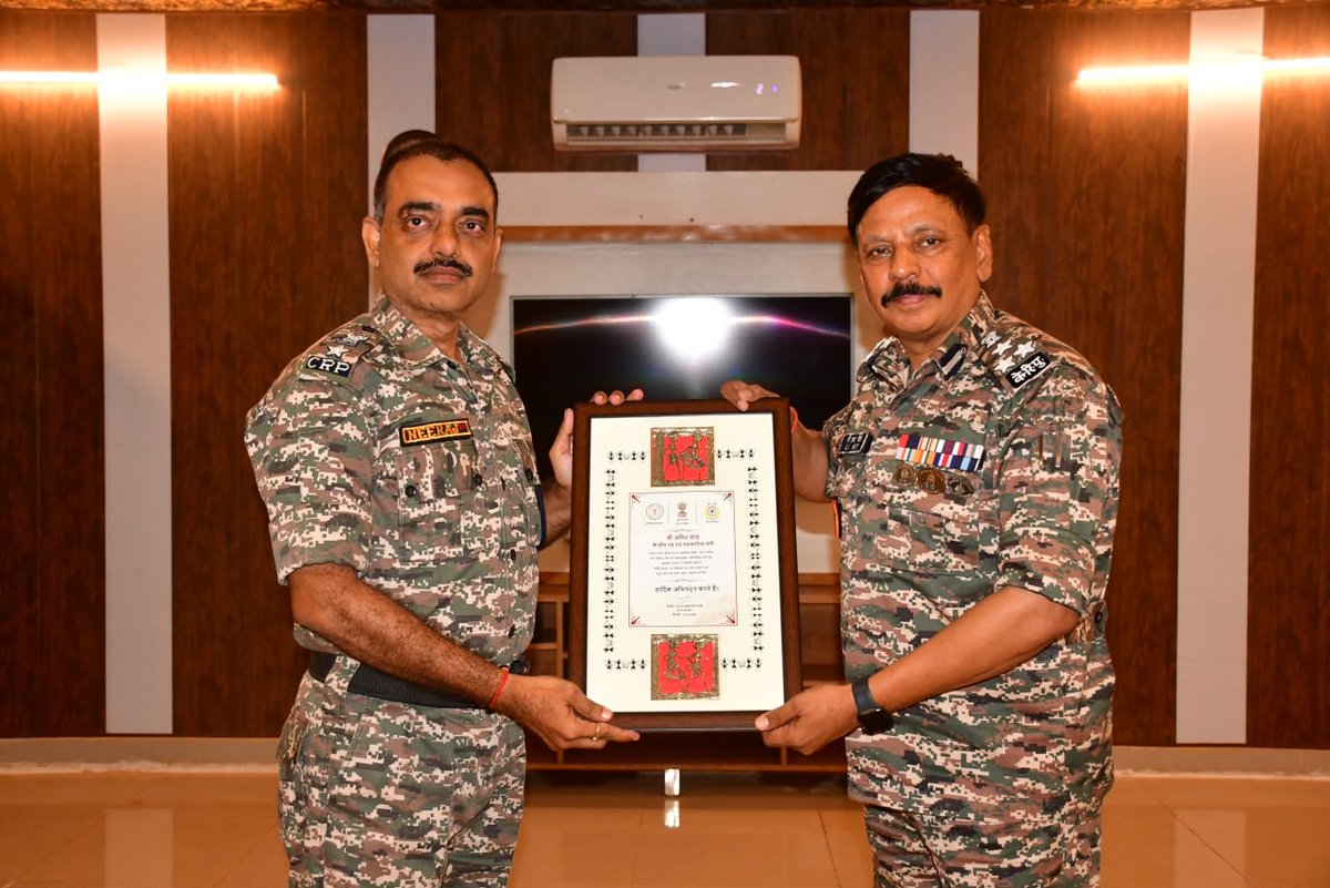199bnCRPF's tweet photo. @crpfindia🇮🇳 stands tall in Red Bastion of Bijapur Chhattisgarh
Hon’ble UHM Sh @AmitShah ji lauded CRPF for courage valour sacrifice &amp; achieving target of #MissionNaxalMuktBharat2026
2 I/C @199BnCRPF receiving honours from @DIGOPSBJPR Salute to #CRPF brave-hearts
#NationFirst https://t.co/2OswU4iAtK