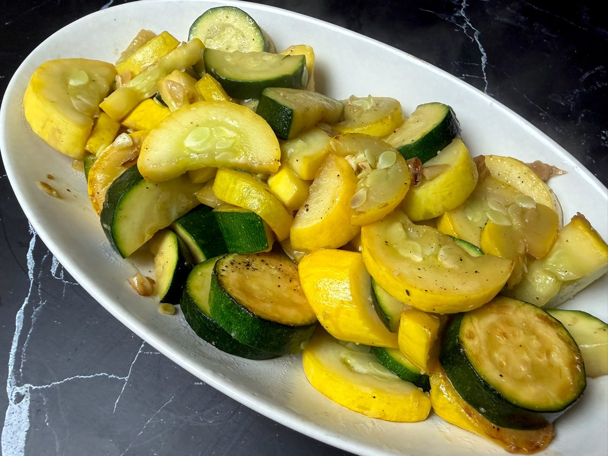 ohsnapletseat's tweet photo. Zucchini and yellow squash were both on sale, so I turned them into this easy garlic stir fry ๐ฅ Quick, simple, and perfect as a summer veggie side!
Recipe - https://t.co/rfrNI4jkVH
#ZucchiniRecipes #SummerSquash https://t.co/Sx1P05TL1g