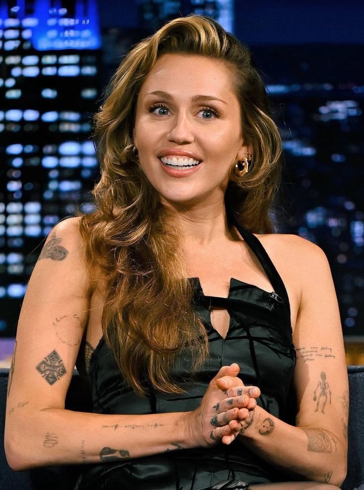 ultimatemiley23's tweet photo. Good morning/afternoon/night everyone have an  awesome day today or sweet dreams! #RadiateLove 🖤 https://t.co/YKYETqiA32