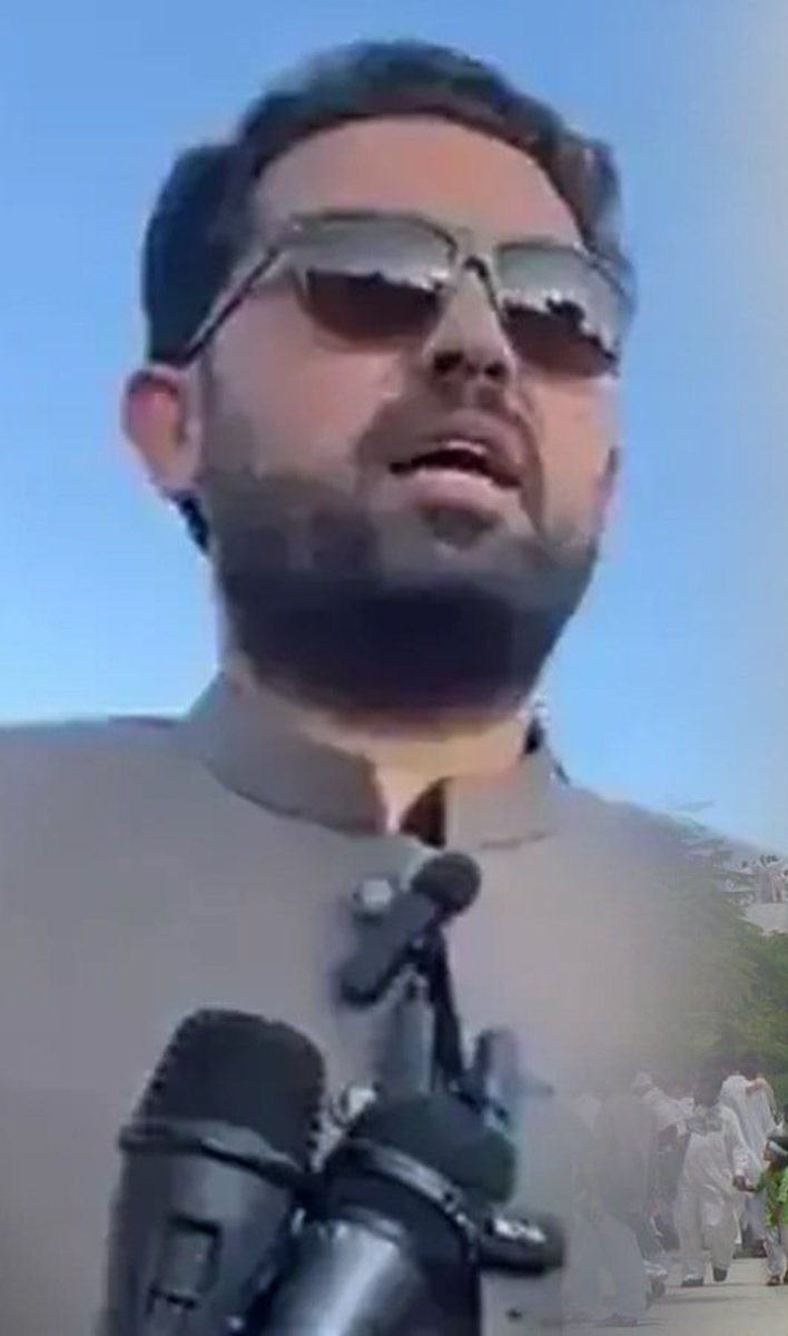 Ehsan038's tweet photo. جڑ جڑ کر بیٹھیں تاکہ دوسروں کو بھی جگہ ملے، سہیل آفریدی
اتنے میں سٹیج سیکرٹری بھاگ کر آیا اور جناب کرسیاں خالی ہیں یہ کس کو جڑ جڑ کر بیٹھنے کا کہہ رہے،
کیا مطلب کرسیاں کس کو نظر آ رہیں اندھیرے میں دن کے بجائے رات کا جلسہ اسی لیے تو رکھا تھا، سہیل آفریدی
پیچھے کو کرتے ہوئے سٹیج سیکرٹری نے کہا جناب چشمہ اتار دیں آپ عصر کو ہی آ کر سیدھا سٹیج پر جا کھڑے ہوئے،
ابھی مغرب ہوئی نا اندھیرا ہوا....!!!