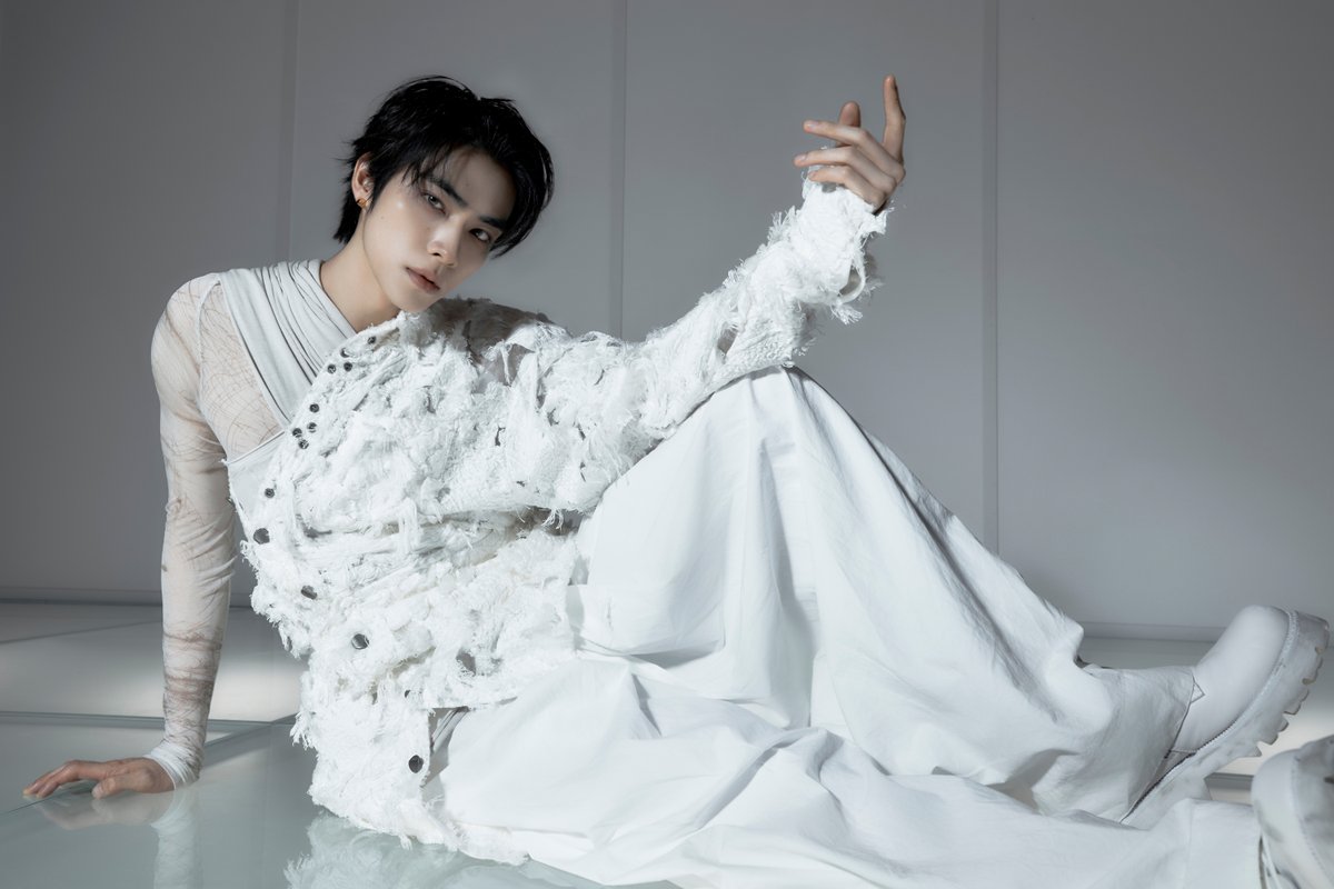 WayV_official's tweet photo. WayV 'Vision Wings' Teaser: shén #XIAOJUN

WayV The 8th Mini Album 【Vision Wings】
➫ 2026.08.10 (CST/KST)  

💿Pre-order
https://t.co/RwlOpqnmZr

EVERYTHING, ALL AT ONCE, NEO
https://t.co/K8oziWjjLn

#WayV #威神V #鸢
#WayV_VisionWings
#NCT_10TH_ANNIVERSARY https://t.co/wNNesRDInB