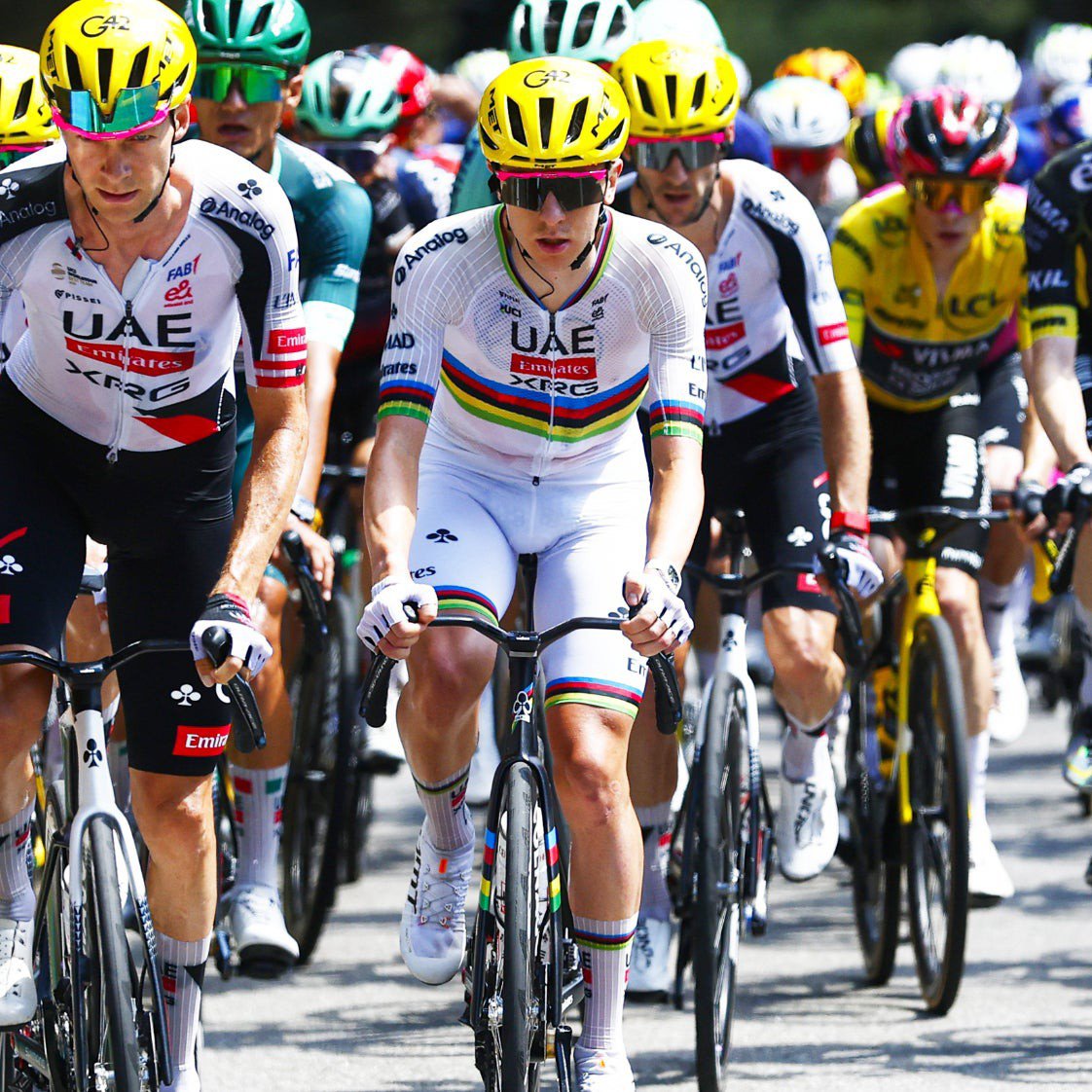 LeCyclismebelge's tweet photo. 🗣 La situation du cyclisme actuelle devient INTENABLE pour les "petites" équipes, on l'a vu sur ce Tour de France, c'est de plus en plus difficile de gagner et c'est un cercle sans fin : manque de visibilité car peu de victoires (les gros prennent tout) et donc moins d'investisseurs/sponsors intéressés...

En 2 ans rien qu'au niveau belge, on a perdu 2 ProTeam (Wagner-Bazin & Flanders-Baloise) et 1 WorldTeam (Fusion Lotto-Intermaché)

Il faut ABSOLUMENT trouver une solution viable sur le long terme si l'on ne veut pas que ce sport continue de mourir à petit feu...

MAIS QUE FAIRE POUR SAUVER LE CYCLISME ? 🤔