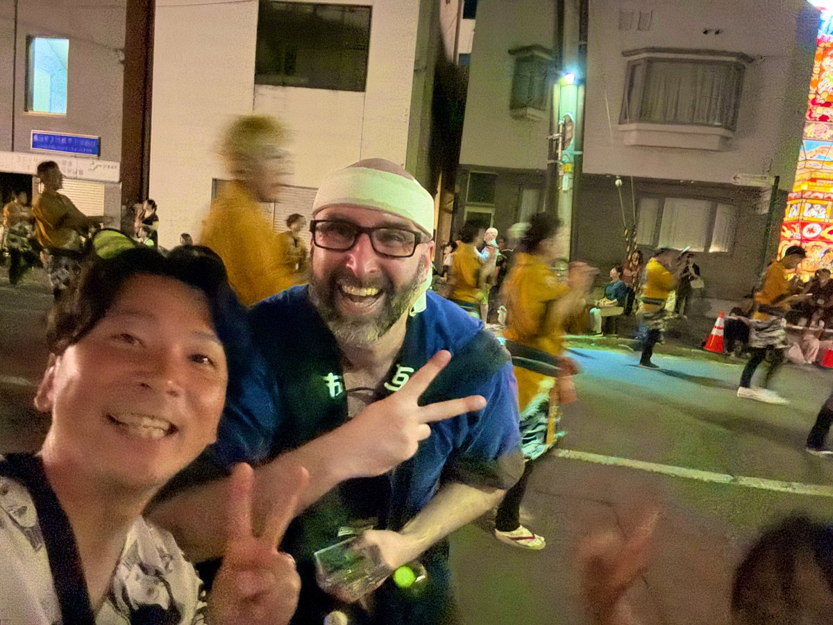 kousuke_asta's tweet photo. 青森県の五所川原立佞武多(たちねぶた)に来たんだんだけど、素晴らしい外国人がいた！
急に外国人が来て
「じゃんけんぽん♩」って子供達に話しかけてくれて、
じゃんけんしたら、勝っても負けてもポケモンのイラストカードくれた！周りの子供達にも周ってて感動した！
心からありがとう！ https://t.co/47O3iIUQ4p