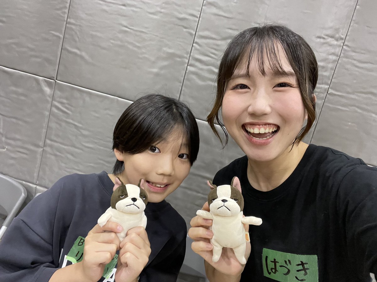 ha_zuki2002's tweet photo. 両チームの荒通しが終わりましたー！

どちらもそれぞれの魅力があって
本当に愛おしいです🌼

今日はルッツ役の龍正くんと。
お芝居も歌もダンスもできちゃう龍正！
「どこまで成長しちゃうの〜!?✨」と将来が楽しみです🫣

ワンちゃんのキーホルダーお揃いだった🐶
個体差…🙂‍↕️🫶🏻
#本ミュ2026 https://t.co/mXT3rTeLqU