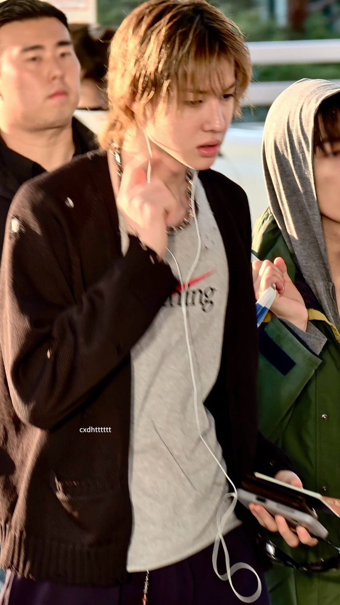 to_marsdraft's tweet photo. @martinmetricsvn MARTIN EDWARDS proves that confidence is the best accessory. MAGNETIC CHARM completes the look.
MARTIN BRINGS THE SPARK
#MARTINRockStar
#MARTIN #마틴 https://t.co/XGe6QfHHmO