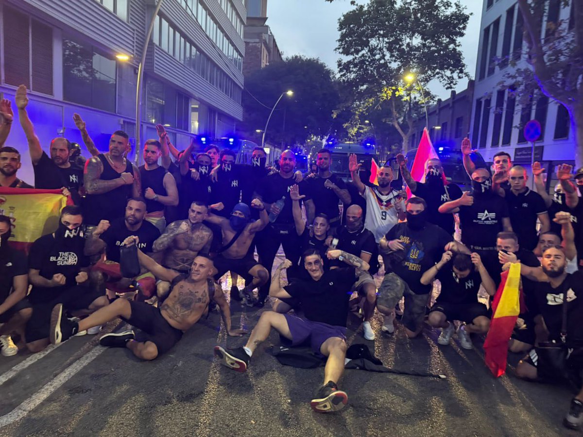 irezugasti's tweet photo. Lo han entendido mejor los nazis de NN que casi toda la izquierda progre europea 

✨La mayor organización fascista armada que está financiando la UE (al completo) se llama FFAA de Ucrania.✨

Guarden este tweet. https://t.co/aMga39RWow