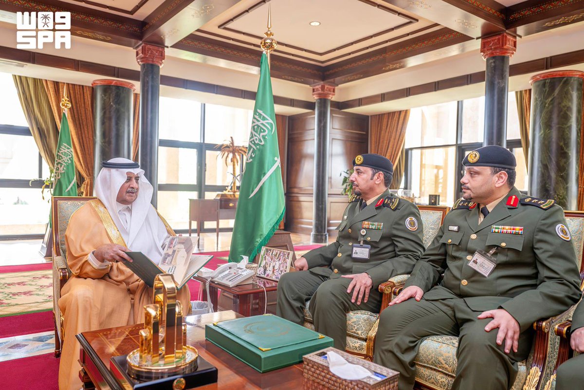 al_jazirah's tweet photo. أمير تبوك يتسلم التقرير السنوي لسجون المنطقة
https://t.co/HpSxqu7QYH https://t.co/pO6zKaS1mn