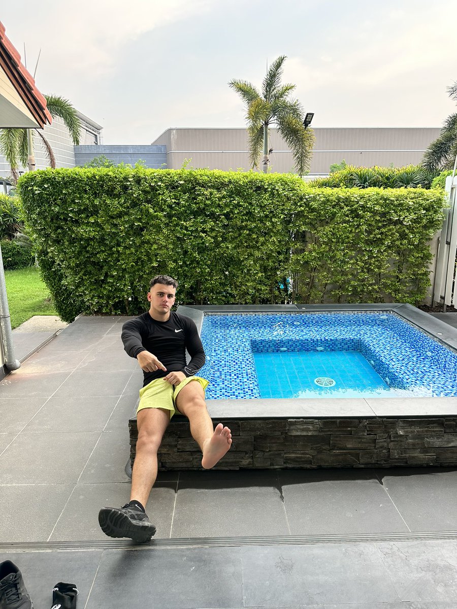alfiealpha0's tweet photo. Do you want my feet? https://t.co/giNgYNeQYE