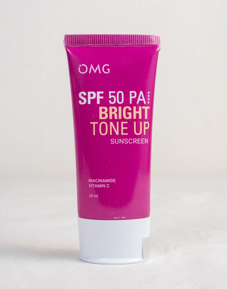 iyangozza's tweet photo. Kunciannya pake sunscreen. Ga keitung berapa tube yang udah aku abisin! This is my fav 💗

Udah SPF50PA++++ dan teksturnya watery gel, PARAAAHH ini emang enak banget 😭😭

Mengandung Niacinamide dan Vitamin C, best combo untuk mencerahkan. Ini juga ada instant brighteningnya! https://t.co/mwN5XDeqOs