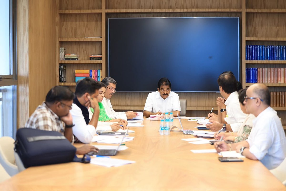 INCIndia's tweet photo. Congress General Secretary (Org.) Shri @kcvenugopalmp along with AICC GS In-Charge Shri @MukulWasnik, held a detailed meeting with Gujarat PCC President Shri @AmitChavdaINC, CLP Leader Shri @TusharAmarsinh1 and AICC Secretaries, on the organisational situation in Gujarat and discussed measures to strengthen the party’s outreach efforts in the coming months.