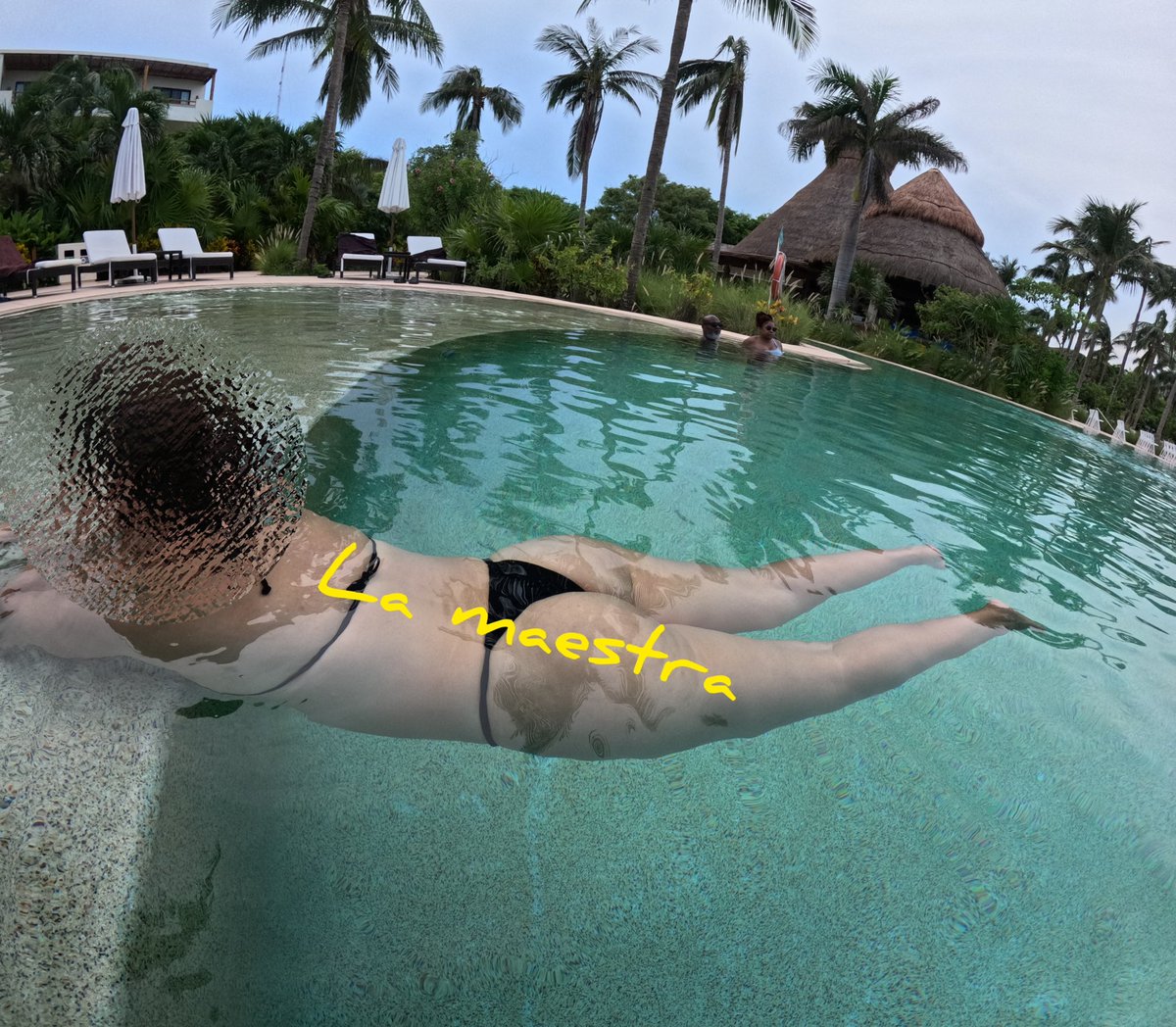 patito_bkaria78's tweet photo. Vacaciones día 1
Cada año, trato de hacer mínimo 1 viaje, ya sea sola, con amigas o con mi cornudo, era el mes de Julio me sentía algo estresada, quizás por el trabajo ó simplemente el pretexto para salir de viaje, quería alejame de todo, platicando con mi cornudo, le dije que era tiempo de hacer un viaje, su respuesta fue: ahorita tengo mucho trabajo, voy a ver si puedo mover las citas programadas, a donde te quieres ir? Yo: playa del carmen, él : revisa los hoteles, busqué 3 hoteles, ya que el plan sería quedarnos una semana en distintos hoteles a descansar, reserve unos hoteles muy lindos, buscamos vuelos etc. En un principio íbamos a ir los 2, faltando 3 días para irnos, me dijo que no iba a poder ir, que invitará a una amiga, ninguna podía, me terminé yendo sola.
Llegué el Jueves a primera hora, ya iba preparada para disfrutar de las instalaciones, la habitación me la daban hasta las 15:00 horas, vestía un short de mezclilla, blusa, sandalias, debajo mi traje de baño, me fui a desayunar, posteriormente di una vuelta en el hotel para ver las instalaciones, llegué al área de
albercas, le pedí a un chico que me grabara,  me iba quitando el short, quedando en tanga, (se me quedaban viendo por el hecho de grabarme, pero me valía) la mayoría de los turistas eran americanos unos jóvenes, otros maduros, blancos, negros, había buffet 🤤, pude observar a lo lejos un hombre de raza negra, cuerpo escultural, noté como me veía a lo lejos, no apartaba la mirada de mi, me abordó, él: hola, mucho gusto, soy Steve, yo: un gusto Steve, soy Fernanda, nos saludamos de beso, S: vienes sola? Yo: Si, vengo sola y tú? S: también, llegué hace 4 días, ya me voy mañana, yo: acabo de llegar hoy, me voy Sábado, S: habrá algún problema por que me la pase contigo? Yo: ninguno, sirve q me haces compañía, la plática fluyó de donde era, a que se dedicaba, le preguntaba acerca del hotel, que me recomendaba, etc. Hasta ese momento bien portada, pero con la visión de algo más 😈
Él : qué edad tienes? Yo: 45 y tú? S: 40, no puedo creer, te vez muy jovial, te cuidas mucho vdd? Yo: pues trato, S: estas casada o tienes novio? Yo: si estoy casada, pero mi marido no pudo venir, S: que lástima,S era muy agradable, después de estar un buen rato en la alberca salimos al camastro, yo: vente para acá, trae tus cosa, fue por su bag pack, se instaló aun lado me acosté boca abajo, yo: me puedes poner bronceador? S: si, me ponía por mi espalda, hasta mis cintura, sentía sus manos grandes, yo: ponme en mis piernas 🍑, me ponía en mis piernas nalgas, S: nice ask! Yo me reía, ya me sentía algo peda y cachonda 🔥, ya que empecé a tomar desde temprano llegó personal del hotel para avisarme que ya estaba lista mi habitación, yo: voy a ir a mi cuarto, me acompañas? S: si, al llegar a mi habitación veía cada detalle,S: qué bonita habitación, tiene jacuzzi la mía no, salimos al balcón, S: muy linda vista, de lo que se perdió tu marido, yo: de lo que me gané yo! Me voltea a ver, me dice qué te ganaste? Me acerco a él, me paro de puntitas le doy un beso en la mejilla, le digo haberte conocido, nos empezamos a besar mientras me sostenía fuerte de mis caderas, besaba mi cuello, mis senos, yo su pecho, mis manos agarraban sus trapecios bien formados, él me nalgueaba, fui besando su abdomen hasta quedar en cuclillas, S: no te importa que estemos en el balcón?….te invito a que leas esta revista ca historia!!! 7 días de puro placer
