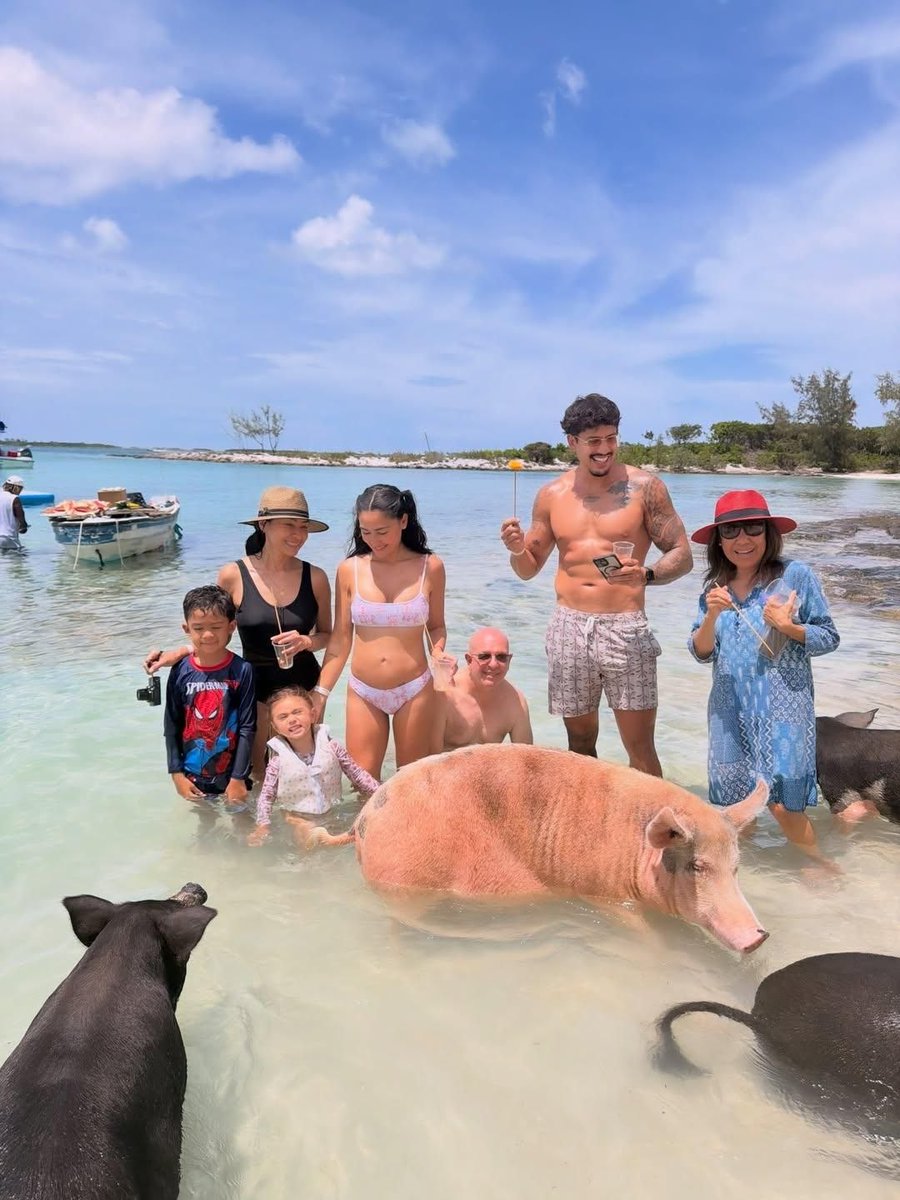 sravikx's tweet photo. The pig made it into the family photo…and somehow has more main character energy than everyone else 😂 https://t.co/StjyniheDi