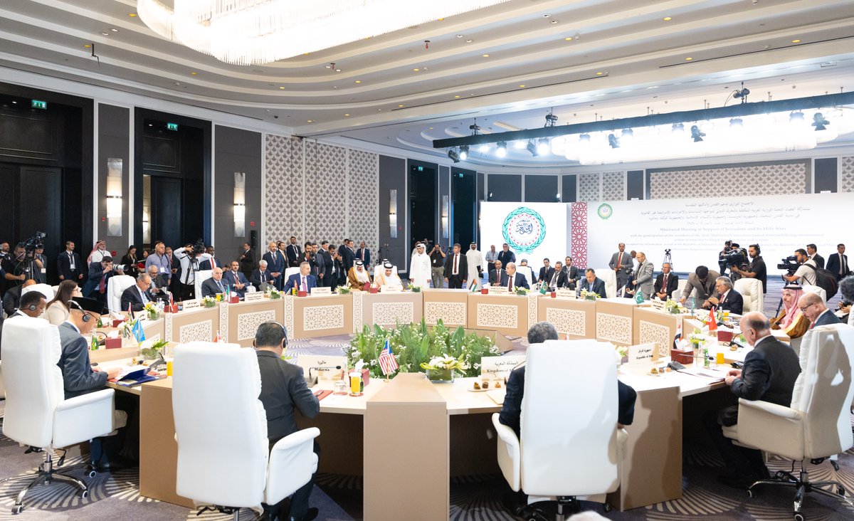 MofaQatar_AR's tweet photo. قطر تشارك في اجتماع للجنة الوزارية العربية المكلفة بالتحرك الدولي لمواجهة السياسات والإجراءات الإسرائيلية غير القانونية في القدس المحتلة

عمان | 5 أغسطس 2026

 شاركت دولة قطر في اجتماع للجنة الوزارية العربية المكلفة بالتحرك الدولي لمواجهة السياسات والإجراءات الإسرائيلية غير القانونية في مدينة القدس المحتلة، عقد اليوم في العاصمة الأردنية عمان.

ترأس وفد دولة قطر في الاجتماع، معالي الشيخ @MBA_AlThani_، رئيس مجلس الوزراء وزير الخارجية.

 كما شارك في الاجتماع الأمين العام لجامعة الدول العربية، ووزيري خارجية جمهورية باكستان الإسلامية، والجمهورية التركية، وممثلين عن جمهورية إندونيسيا وماليزيا.

جرى خلال الاجتماع ،استعراض التصعيد الإسرائيلي الخطير و غير المسبوق في مدينة القدس المحتلة والمقدسات الإسلامية والمسيحية فيها، وإطلاق تحرك مشترك لمواجهة جميع الإجراءات الإسرائيلية اللاشرعية التي تدفع المنطقة نحو المزيد من الصراع.

 يذكر أن اللجنة تضم في عضويتها دولة قطر، والمملكة الأردنية الهاشمية، والجمهورية التونسية، والجمهورية الجزائرية الديمقراطية الشعبية، والمملكة العربية السعودية، وجمهورية الصومال الفيدرالية، وجمهورية العراق، ودولة فلسطين، وجمهورية مصر العربية، والمملكة المغربية، والأمين العام لجامعة الدول العربية.

#الخارجية_القطرية