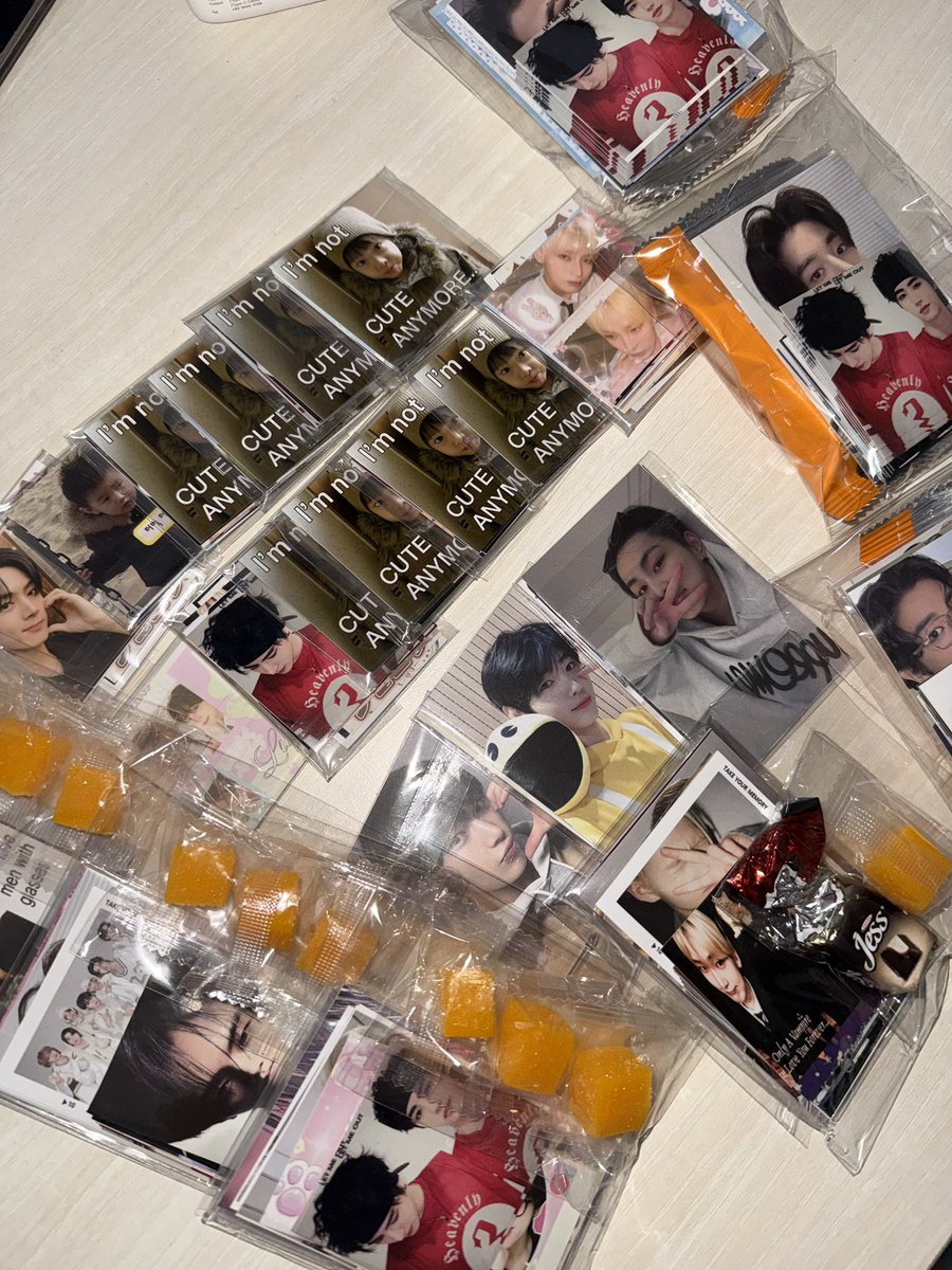 h00nya_'s tweet photo. ENHYPEN BLOOD SAGA IN BUSAN 

♡ 엔하이픈 부산콘 뱃지 나눔 ♡ 

♡날짜 : 8/8 첫콘
♡수량 : only 도무송 14개, only포토매틱 3개,혼합 7개 (사진에있는 도안들 랜덤으로 들어가있어요)
♡인증 : #follow &amp; #rt 
 
장소 및 시간은 당일날 타래로 공지할게요💗 https://t.co/AyVWgjuS3Z