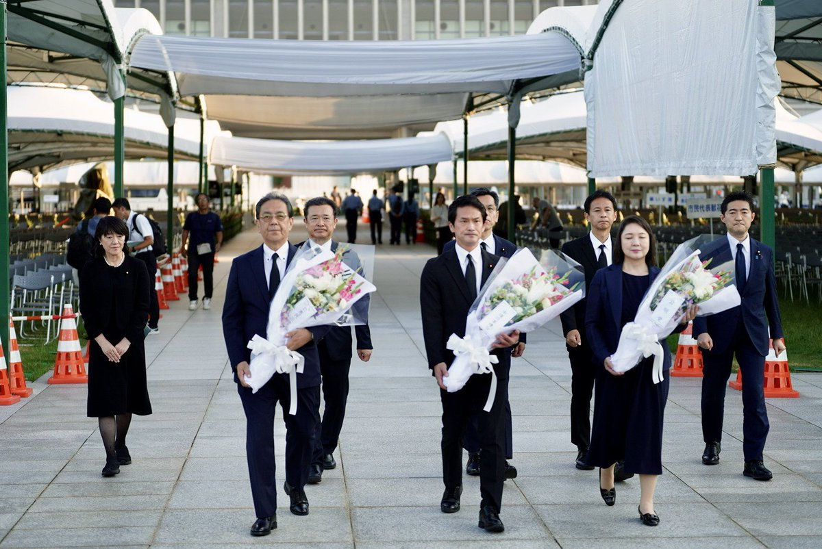 junyaog's tweet photo. 【広島で、三党合同で献花】

広島への原爆投下から81年となる8月6日を前に、立憲民主党・水岡俊一代表、公明党・竹谷とし子代表とともに、原爆死没者慰霊碑に献花し、祈りを捧げました。

その後、記者団に対し、

「まさに81年前の明朝、朝8時15分。この上空で大変凄惨な兵器が使用され、筆舌に尽くしがたい犠牲を生んだということを改めて胸に刻みたいと思います。」

「二度と同じ惨禍が繰り返されないように、政治としての責任を果たしていく。その決意を新たにしました。」

「今も世界情勢は極めて不安定で、日本国内でも非核三原則の見直しなどが議論されています。だからこそ、平和を尊ぶ三党としてできるだけ協力し、平和と安定に向けた力強い発信に努めていきたい。」

と述べ、犠牲となられた方々への追悼と、平和への思いを改めて表明しました。

（小川淳也事務所）