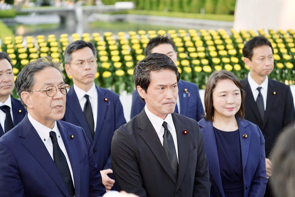 junyaog's tweet photo. 【広島で、三党合同で献花】

広島への原爆投下から81年となる8月6日を前に、立憲民主党・水岡俊一代表、公明党・竹谷とし子代表とともに、原爆死没者慰霊碑に献花し、祈りを捧げました。

その後、記者団に対し、

「まさに81年前の明朝、朝8時15分。この上空で大変凄惨な兵器が使用され、筆舌に尽くしがたい犠牲を生んだということを改めて胸に刻みたいと思います。」

「二度と同じ惨禍が繰り返されないように、政治としての責任を果たしていく。その決意を新たにしました。」

「今も世界情勢は極めて不安定で、日本国内でも非核三原則の見直しなどが議論されています。だからこそ、平和を尊ぶ三党としてできるだけ協力し、平和と安定に向けた力強い発信に努めていきたい。」

と述べ、犠牲となられた方々への追悼と、平和への思いを改めて表明しました。

（小川淳也事務所）