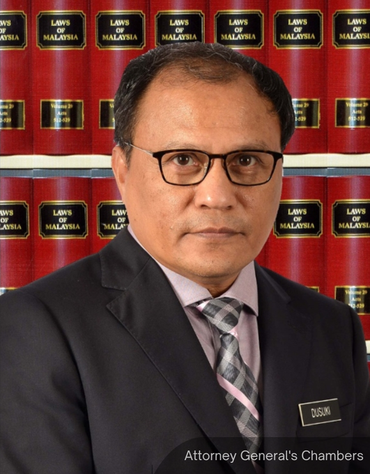 NewsBFM's tweet photo. A coalition of 30 civil society groups have urged AG Dusuki Mokhtar to explain why businessman Nicky Liow was granted a DNA in his RM36 million money laundering case.

They questioned why the AGC accepted Liow’s representation, what considerations led to the decision, and whether the 26 charges could be reinstated.

📷: China Press

🧵1