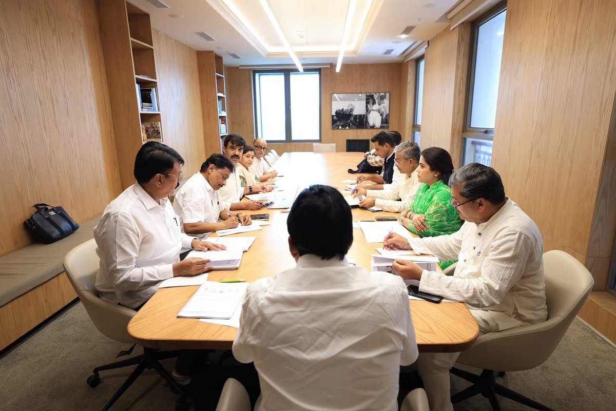 INCIndia's tweet photo. Congress General Secretary (Org.) Shri @kcvenugopalmp along with AICC GS In-Charge Shri @MukulWasnik, held a detailed meeting with Gujarat PCC President Shri @AmitChavdaINC, CLP Leader Shri @TusharAmarsinh1 and AICC Secretaries, on the organisational situation in Gujarat and discussed measures to strengthen the party’s outreach efforts in the coming months.